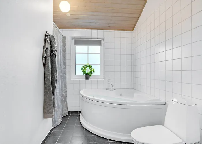 3 Bedroom Stunning In Сasa de vacaciones Nørre Nebel